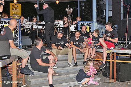 Goede mix  lokt jong en oud naar Strobandersplein voor Rock rond de kiosk