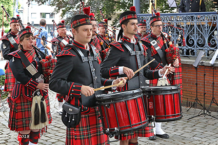 Doedelzakspelers trekken kioskconcerten op gang