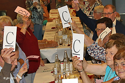 Okra leden wagen hun kans in een kwisje tijdens herfstfeest