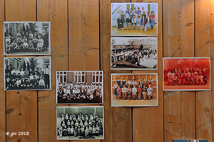 Jongens en meisjes van de Expo 58 vieren feest