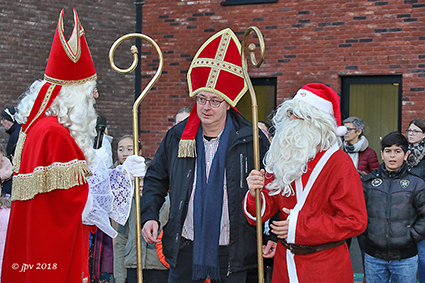 Paashaas en Kerstman vieren mee met feest van de Sint