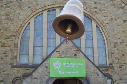 Paaseitjes aan kerk Rooierheide