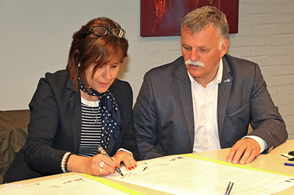 Gemeentebestuur ondertekent het SAVE-charter Steden & Gemeenten van Ouders van Verongelukte Kinderen (OVK)