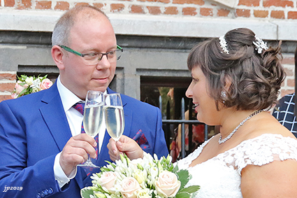 Jerry ( Jerry van café Den Alver ) en Rebecca geven elkaar het jawoord Jerry ( Jerry van café Den Alver ) en Rebecca geven elkaar het jawoord