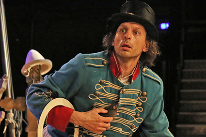 Clown Danny Ronaldo weet het publiek te boeien. Clown Danny Ronaldo weet het publiek te boeien.