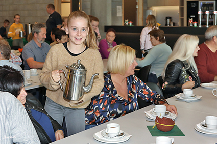 Kleuters vbs Lutselus bedanken grootouders met een feestje.