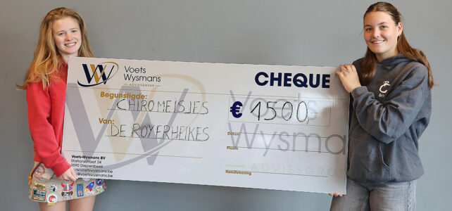 Toneelgroep De Royerheikes  steunt Chiro meisjes Rooierheide