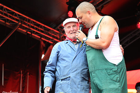 Boer zoekt Bier geeft wortelen vers van bij de boer .