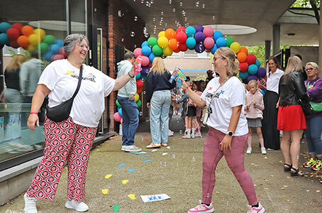 Zeepbellen en clown Herbie bij start schooljaar GBS