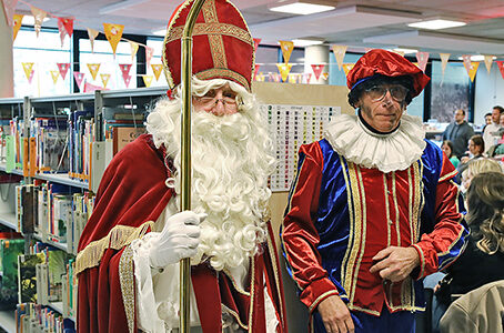 Kleuters verwelkomen Sint in de Bib