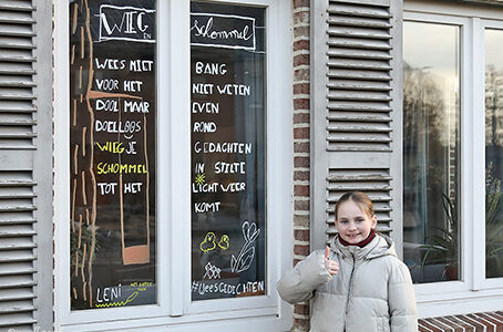 Bibliotheek zoekt  Adoptieramen voor Weesgedicht