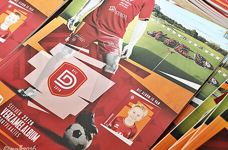 500 KFC spelers ontvangen stickeralbum