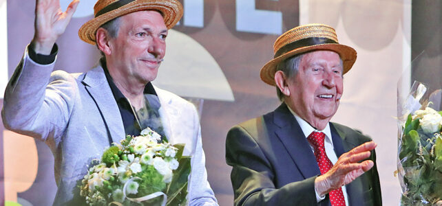Volksverteller Armand(95) geeft verhalenfakkel door.
